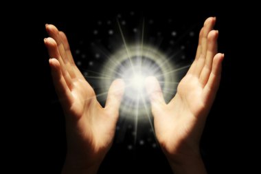 Karanlıkta insan ellerinde ışık