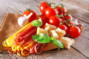 kiraz domates ve diğer malzemeler ahşap masa arka plan ile makarna