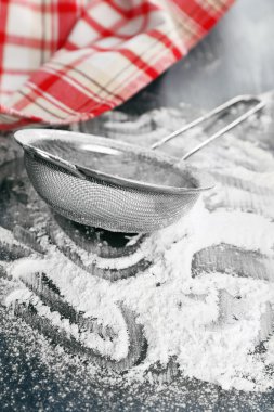 Elek üzerinde ahşap masa, closeup aracılığıyla eleme un