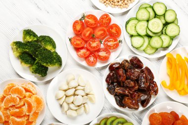 farklı ürünler üzerinde daireler ahşap tablo, üstten görünüm