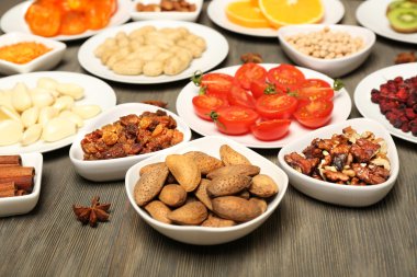 farklı ürünler üzerinde daireler ahşap masa, closeup üzerinde