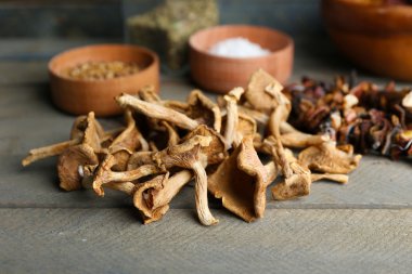 mantar ile baharat ahşap arka plan üzerinde kurutulmuş