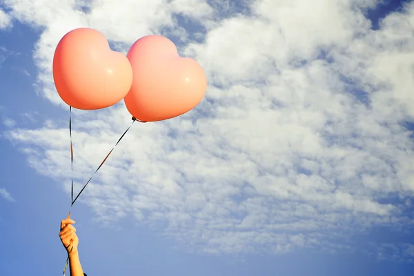 Amor coração balões no céu fundo — Fotografia de Stock