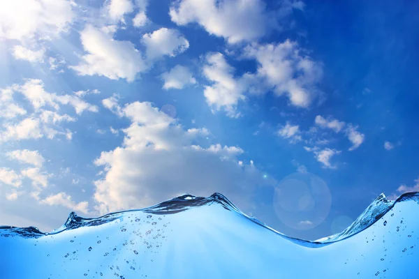 Ondas de agua en el cielo fondo — Foto de Stock