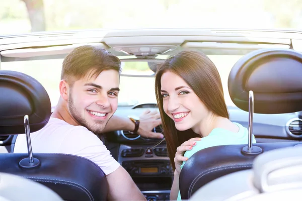 Jeune joli couple en cabriolet, à l'extérieur — Photo