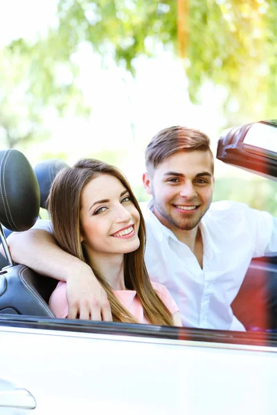 Parejas jóvenes en cabriolet, al aire libre —  Fotos de Stock