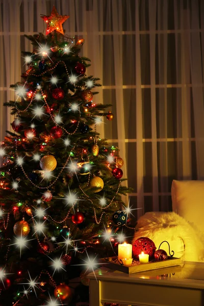 Interior de Natal acolhedor com árvore de Natal decorada — Fotografia de Stock