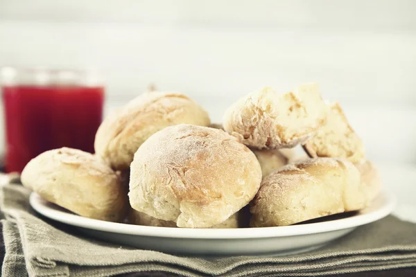 Taze ev yapımı ekmek buns masada, yakın çekim — Stok fotoğraf