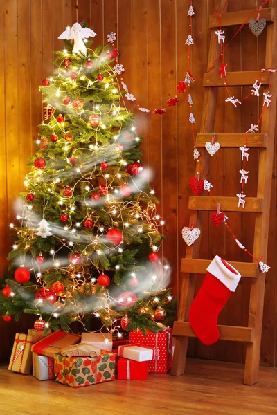 Díszített karácsonyfa és a létra fa háttér — Stock Fotó