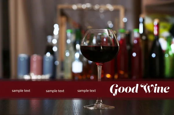 Glasses of red wine in bar on blurred background — Stock Photo, Image