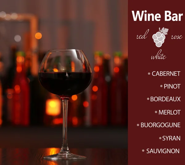 Склянка червоного вина в барі на розмитому фоні — стокове фото