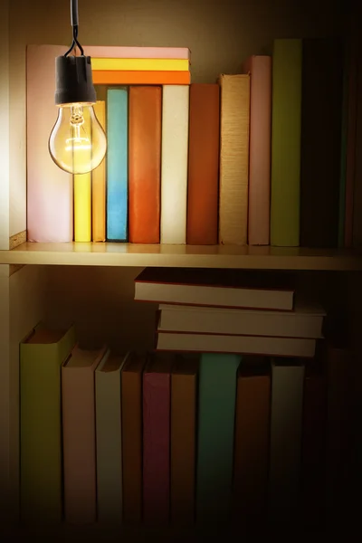 Glödlampa och böcker — Stockfoto