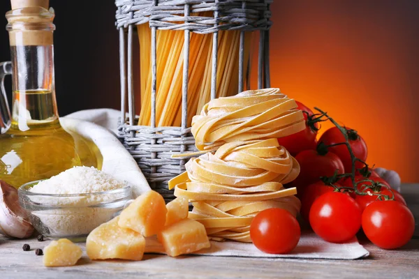 Massa com tomate cereja e outros ingredientes na mesa de madeira, close-up — Fotografia de Stock