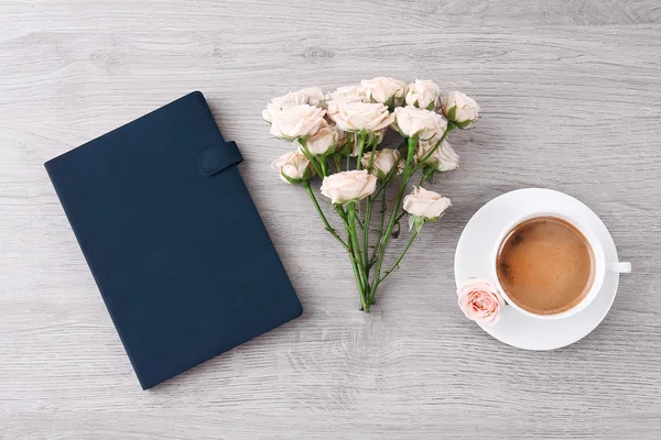 Verse rozen met dagboek en kopje koffie op houten tafel, bovenaanzicht — Stockfoto