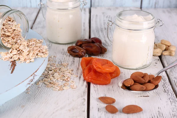 Desayuno saludable con frutos secos y frutos secos sobre fondo de madera de color —  Fotos de Stock