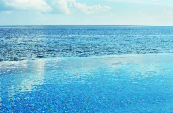 Visa vackra blå havet vatten i resort — Stockfoto