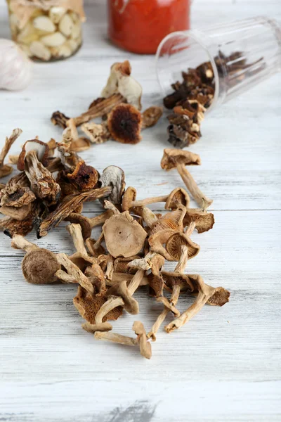 Gedroogde paddenstoelen op houten ondergrond — Stockfoto