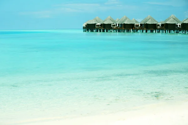 Vista de las hermosas aguas azules del océano y bungalows en Baros Maldivas — Foto de Stock