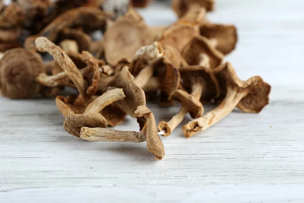 Funghi secchi su fondo di legno — Foto Stock