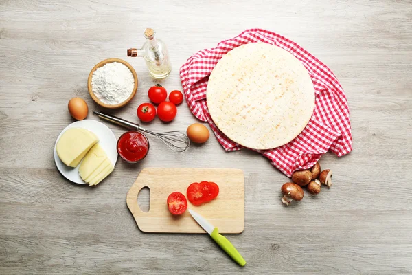 Ingredienti per cucinare la pizza sul tavolo di legno, vista dall'alto — Foto Stock