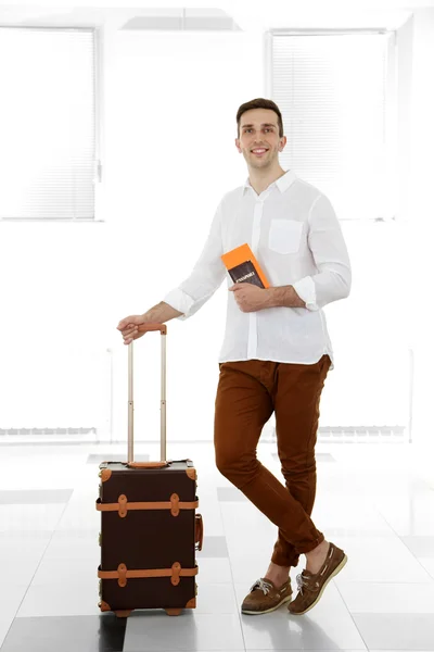 Man holding suitcase in airport — Stock Photo, Image