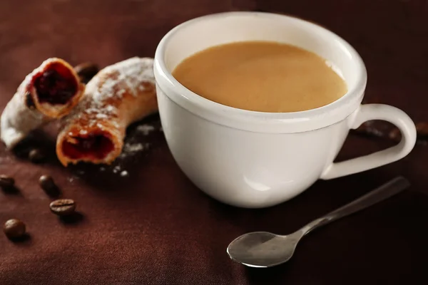 Šálek kávy s cookie na stole, detail — Stock fotografie