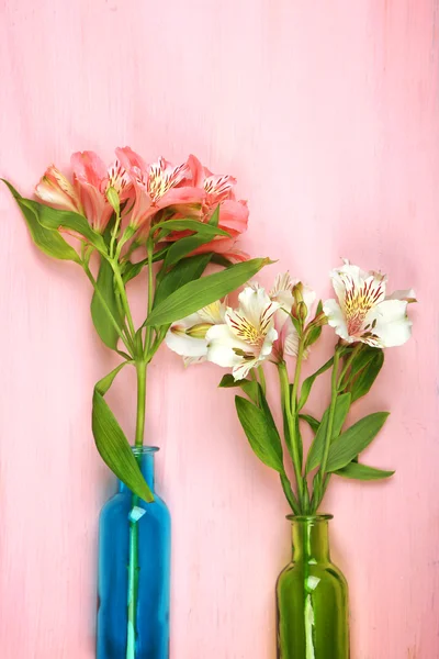Schöne Alstroemeria in Vasen auf Holzgrund — Stockfoto