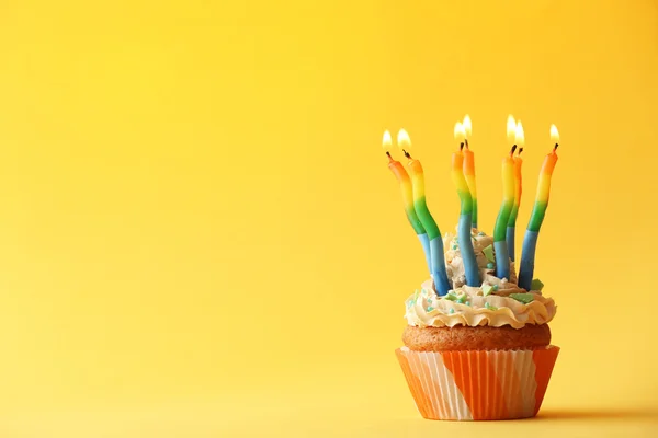 Magdalena de cumpleaños con velas en el fondo de color —  Fotos de Stock