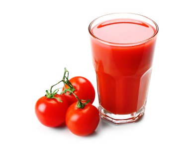 Bardak domates suyu üzerinde beyaz izole sebze ile