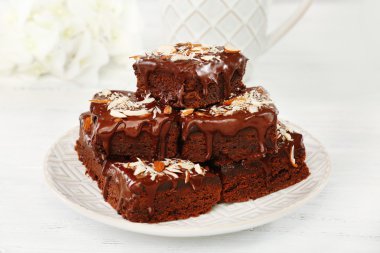 Tablo yakın çekim üzerinde plaka üzerinde lezzetli çikolatalı kek