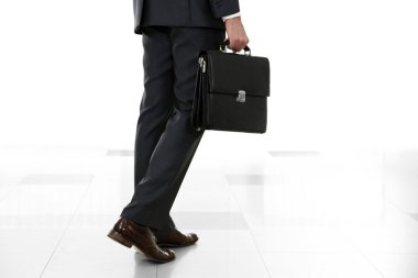 Çanta ışık arka plan üzerinde tutan adam