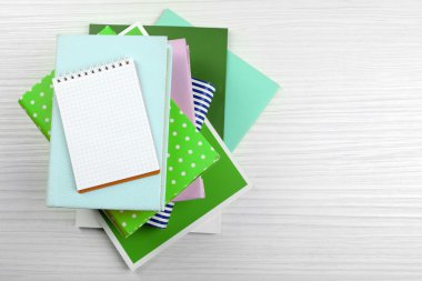 defter üstünde tepe-in kitaplar ve dergiler ahşap zemin üzerine yığını