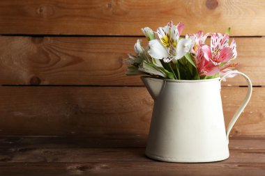 Tahta arka planda güzel bahar çiçekleri