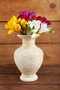 Tahta arka planda güzel bahar çiçekleri