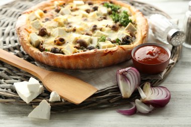 Mantar, otlar ve ahşap masa arka plan üzerinde hasır mat ekşi krem peynir pasta