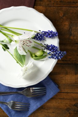 sofra masaya çiçek ile yakın çekim