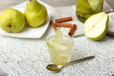 armut suyu masada taze meyve ile yakın çekim