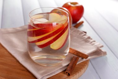 elma meyve ve tarçın tablo ile bardak yakın çekim