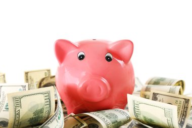 Kumbara beyaz izole dolar yığını üzerinde