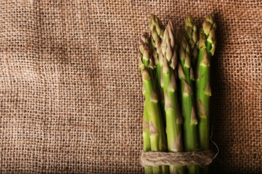 Taze kuşkonmaz çul arka plan üzerinde