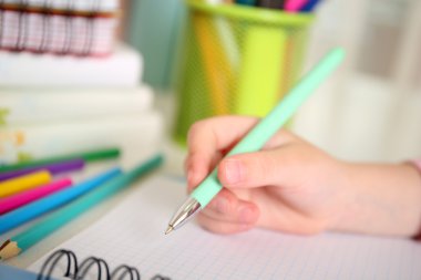 Çocuklar el üstünde defter vasıl okul sırası, portre çizimi
