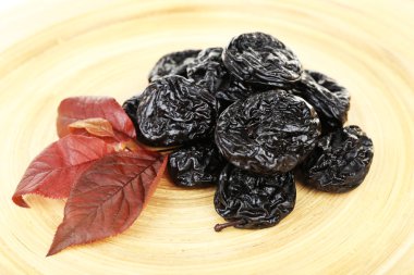 Kuru erik ahşap arka plan üzerinde yapraklarla yığını