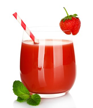 Beyaz üzerine izole edilmiş taze çilek suyu.