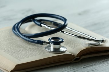 stetoskop açık kitap üzerine yakın çekim