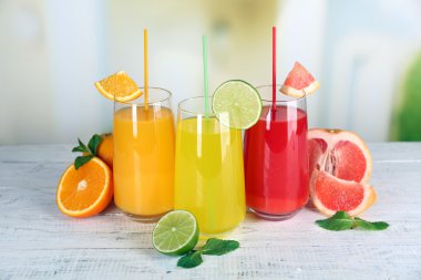 farklı suyu meyve ve parlak zemin üzerine nane ile gözlük