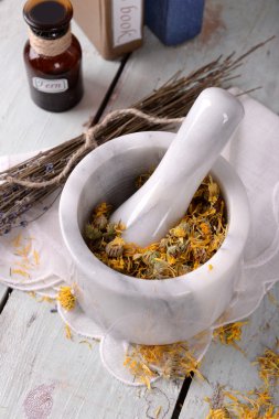 farklı kuru otlar ve harç tablo üzerinde kapat