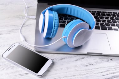 masa üstünde laptop ile kulaklıklar yakın çekim