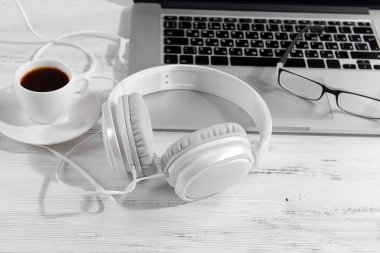 çalışma alanı tablosu üzerinde kulaklık ile yakın çekim