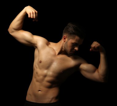 kas genç adam koyu arka plan üzerinde