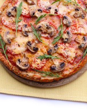 Sebze ve peçete lezzetli pizza yakın çekim